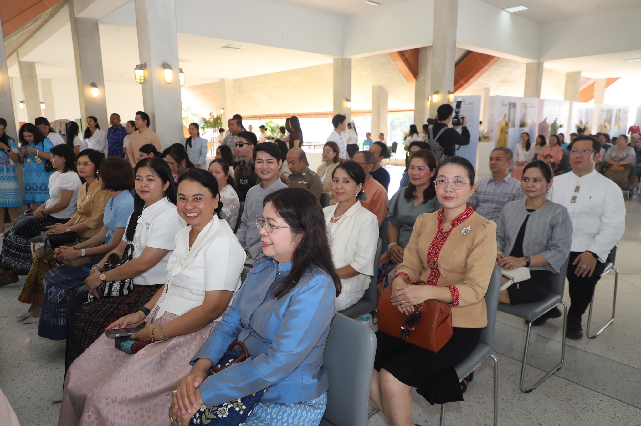 title - มากกว่าความรักระหว่างคู่ครอง คือความรักต่อปวงชน ส.ป.ก. จัดงาน “รักแห่งศิลป์ รักแห่งแผ่นดิน” พลังแห่งศิลปะที่เชื่อมโยงสถาบันและประชาชน